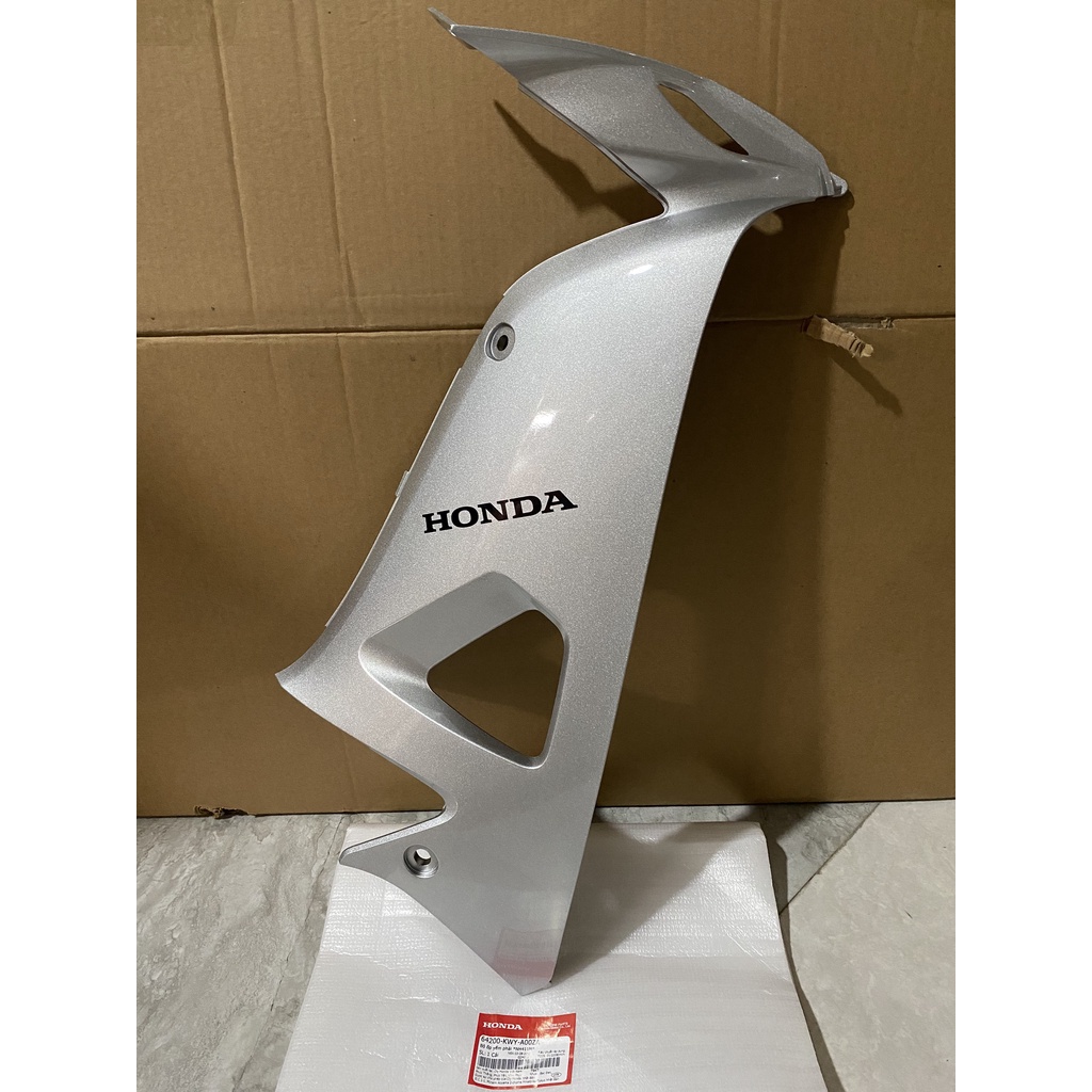 Cánh yếm trong bên phải WAVE A100, RS100 màu Bạc (64200-KWY-A00ZA)