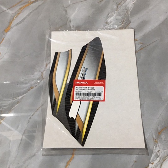 Tem cánh yếm bên trái | tem cánh bửng Wave S100 (2008) màu Đen *NHA69P* (87102-KWY-840ZB)