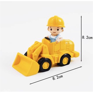 Trang trí sứ cậu bé lái xe ủi mũ vàng