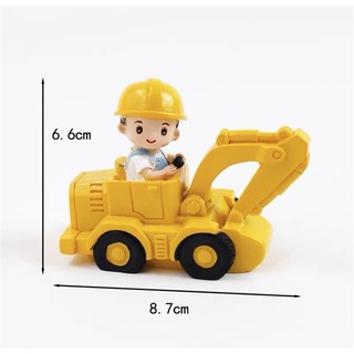 Trang trí sứ cậu bé lái máy xúc mũ vàng