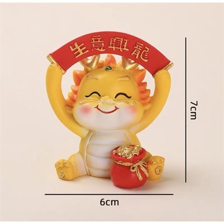 Trang trí tết sứ con rồng béo cầm khẩu hiệu Buôn may bán đắt