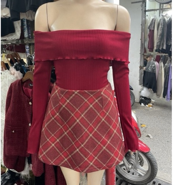 Set Chân Váy Dạ Kẻ Karroo Áo Trễ Vai Sang Chảnh