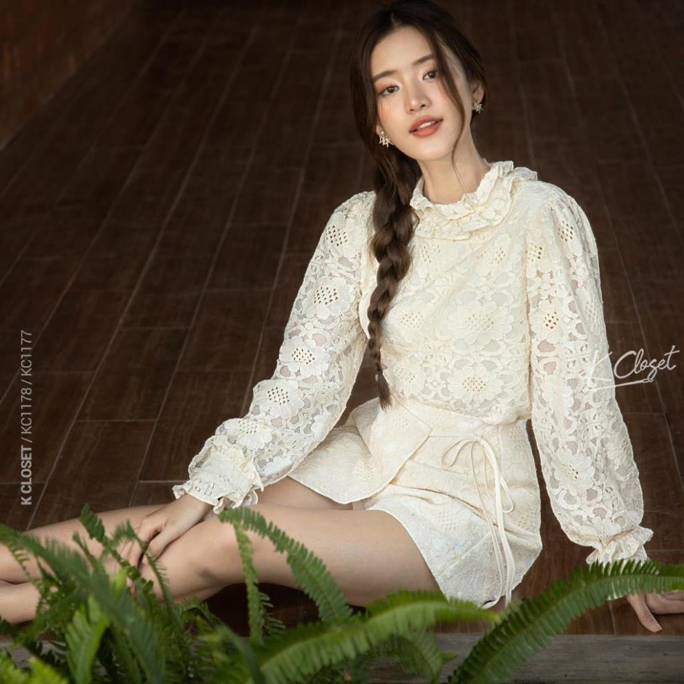 Set áo sơ mi dài tay cổ bèo và quần short đắp vạt bầu chất ren lót lưới, thời trang thiết kế K Closet - KC1259
