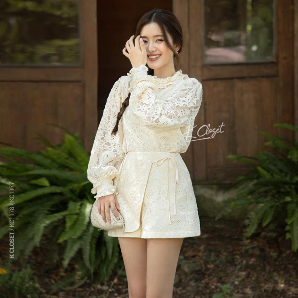 Set áo sơ mi dài tay cổ bèo và quần short đắp vạt bầu chất ren lót lưới, thời trang thiết kế K Closet - KC1259