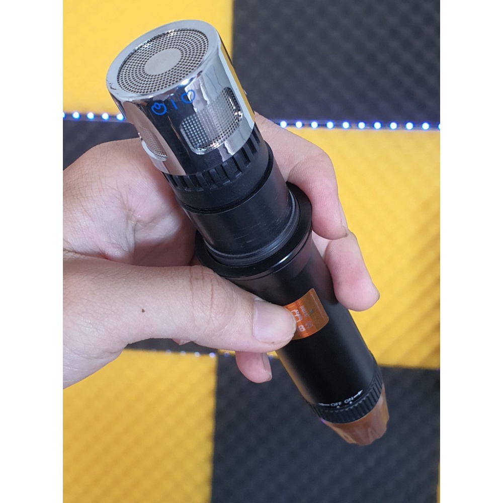 Micro karaoke có dây JBL 68s. Thiết kế cao cấp màu đen + vàng đồng sang trọng lịch lãm, độ bền chắc ZL.08.58.58.95.95 .