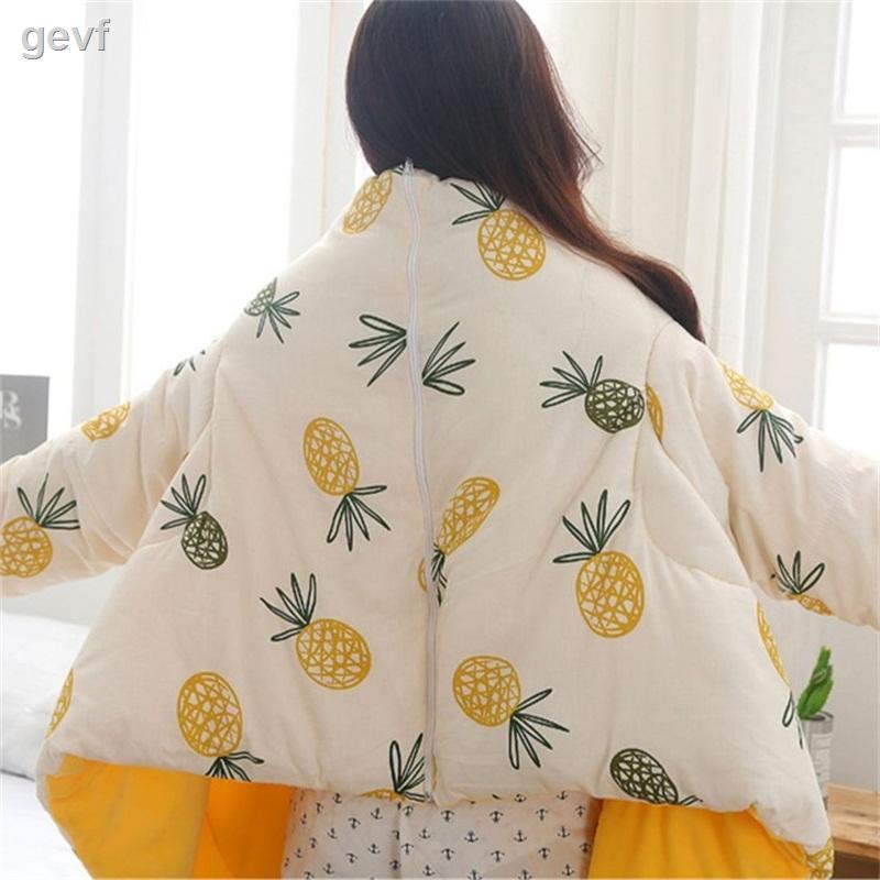 Hàng Có Sẵn = Chăn Chần Bông Dày Giữ Ấm Mùa Đông Có Tay Áo Chống Đá Đa Năng Cho Điện Thoại