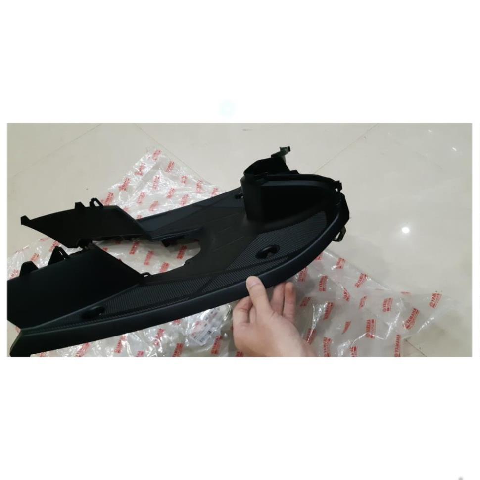 Sàn để chân Luvias đen Yamaha .