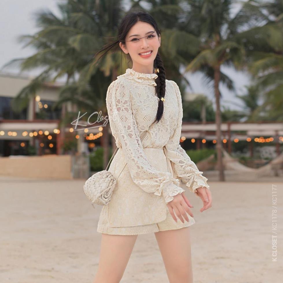 Set áo sơ mi dài tay cổ bèo và quần short đắp vạt bầu chất ren lót lưới, thời trang thiết kế K Closet - KC1259