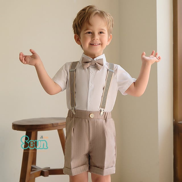 Set công tử đùi bé trai bốn món áo sơ mi trắng phối quần đùi nịt treo và nơ kaki