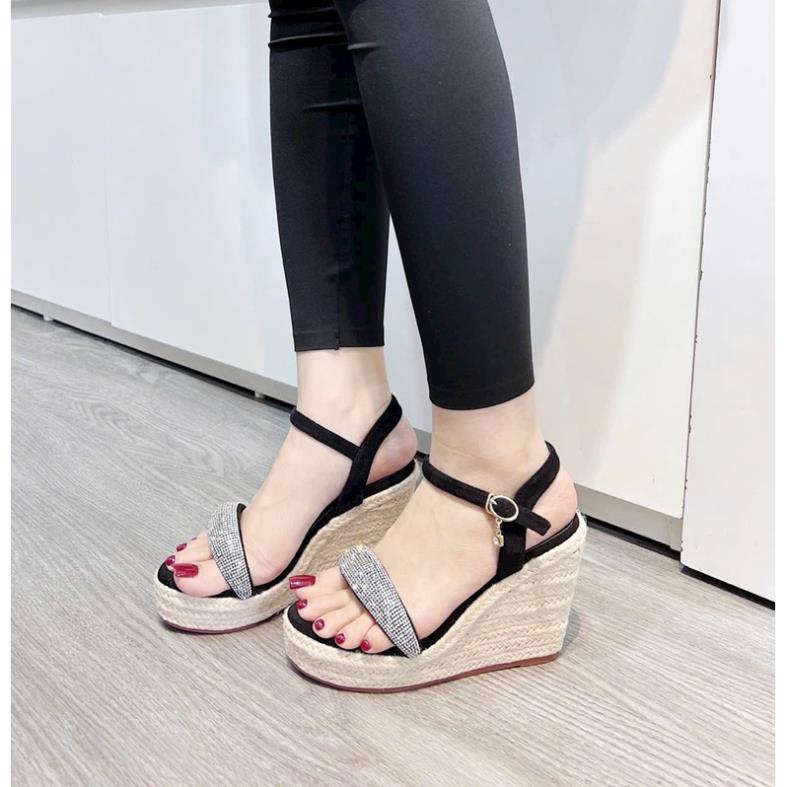 GIÀY SANDAL XUỒNG ĐẾ CÓI 10 PHÂN QUAI PHỦ ĐÁ MANG SÁNG CHÂN