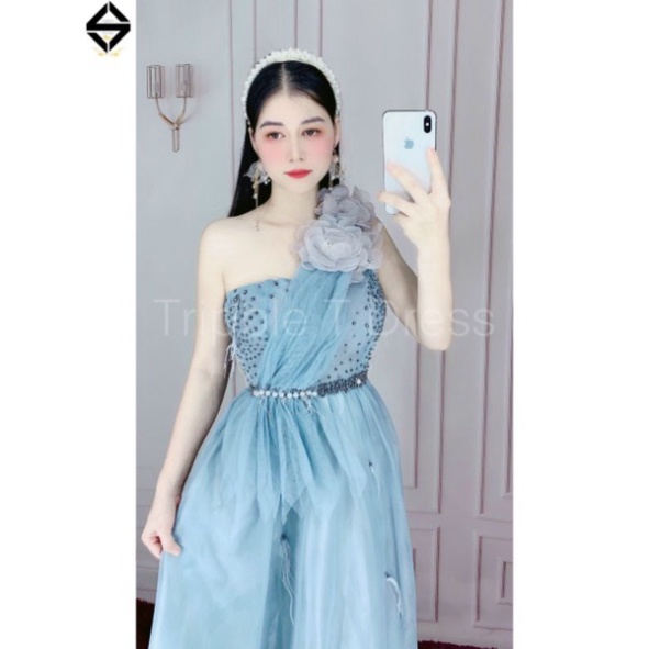 Đầm maxi mặc cưới dài đuôi tôm lệch vai kết hoa nổi và cườm
