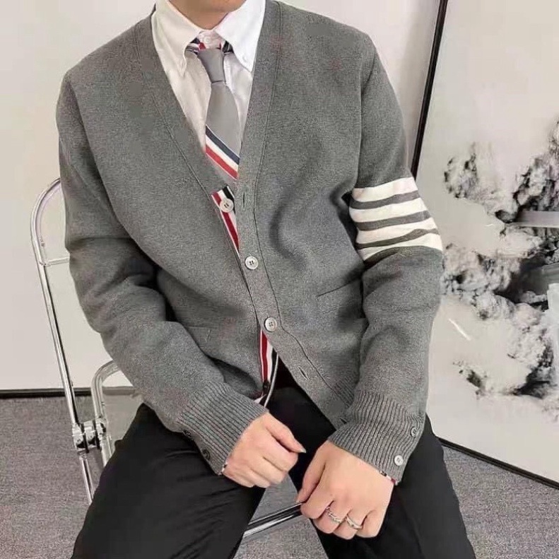 Áo khoác cardigan nam nữ Thom Browne dập 4 sọc trắng tay phối thêu vạch màu chất len dày dặn hot trend