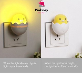 PVN12984 Đèn ngủ kiểu dáng hình gà con ngộ nghĩnh, dễ thương.  - Ánh sáng màu vàng dịu nhẹ, dễ chịu, ấm áp.  - Vừa