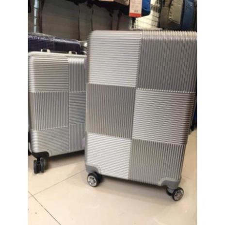 Vali chính hãng Hùng Phát nhựa dẻo, vân 3D, chống va đập. Size 20 - 24. Hàng có sẵn không cần order