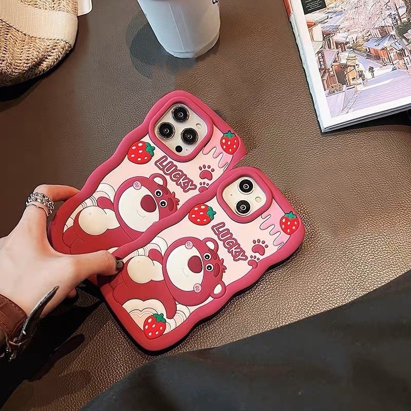 Ốp lưng iphone hoạ tiết gấu dâu Lucky thư giãn cao cấp 6plus/7plus/x/xs/xsm11/12/13/14/15/pro/plus/promax