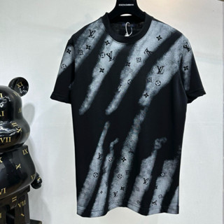 Áo Phông Nam Nữ Eo Vì In Hoạ Tiết Vân Hoa Chữ Monogram Loang Sọc Chéo . Áo Thun Cộc Tay Siêu Cấp Cho Các Boy Phố 2024