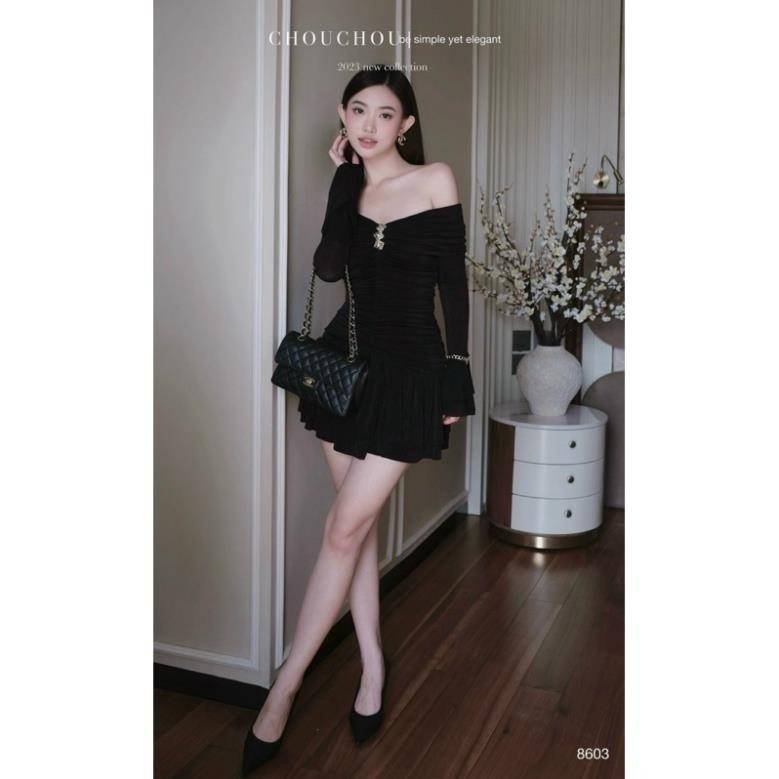 Đầm đen xòe thun bẹt vai tay loe