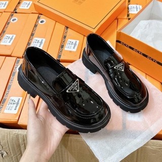 Giày Moca Nữ Tag Prada Bạc Mũi Tròn Da Bóng Đế Cao 4-5cm Hàng Đẹp