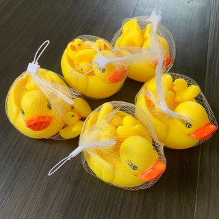 Đồ chơi đàn vịt thả bồn tắm bóp kêu cho bé (1 vịt mẹ và 3 chú vịt con)