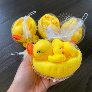 Đồ chơi đàn vịt thả bồn tắm bóp kêu cho bé (1 vịt mẹ và 3 chú vịt con)