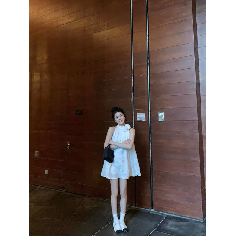 [ HOT ] Váy Hoa Thêu Linen Cổ Yếm Kèm Hoa Dáng Suông Hàng 2 Lớp Siêu Xinh V13 | BigBuy360 - bigbuy360.vn