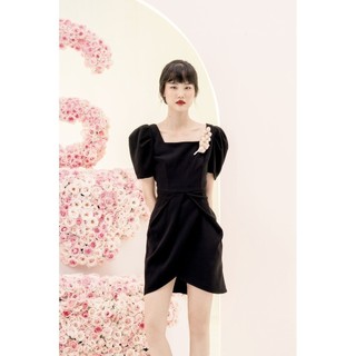Rập - đầm đen tay xếp ly cổ vuông cài hoa - lux 10