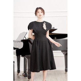 RẬP - Đầm Đen Xòe Tay Cánh Bướm Có Cài Hoa - BROWN 02