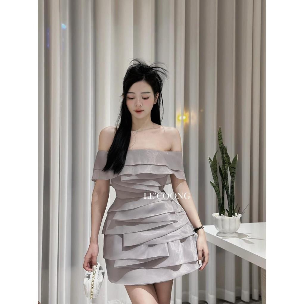Váy Trễ Vai Dáng Ngắn LECOONG V464 Đầm Dự Tiệc Chất Tơ Xếp Tầng Xám Be | BigBuy360 - bigbuy360.vn