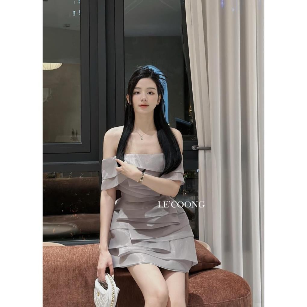 Váy Trễ Vai Dáng Ngắn LECOONG V464 Đầm Dự Tiệc Chất Tơ Xếp Tầng Xám Be | BigBuy360 - bigbuy360.vn