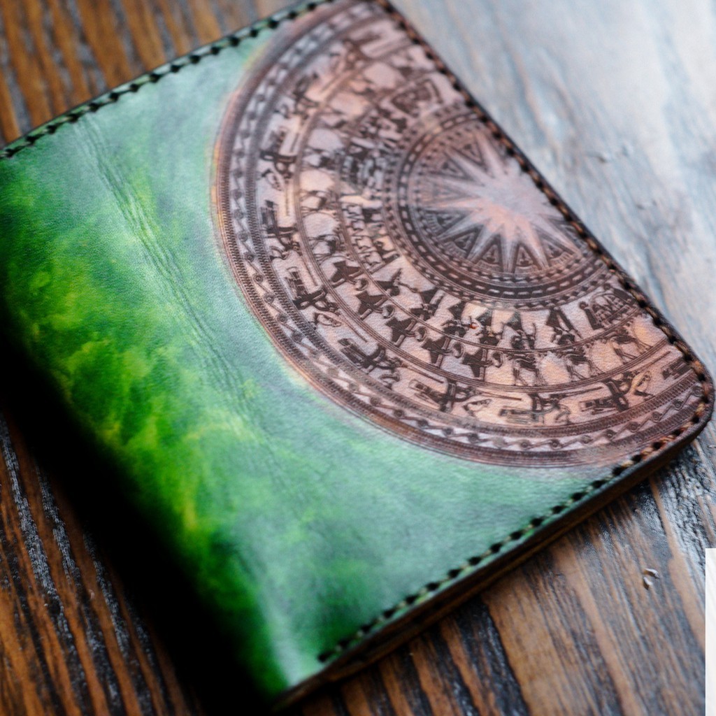 Ví da bò thủ công Nam Nữ Da Bò Italia Veg RAM Leather Dáng Đứng Khắc Trống Đồng Màu Xanh Lục