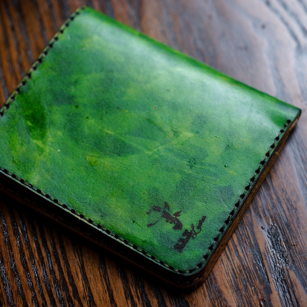 Ví da bò thủ công Nam Nữ Da Bò Italia Veg RAM Leather Dáng Đứng Khắc Trống Đồng Màu Xanh Lục