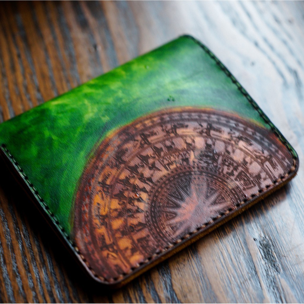 Ví da bò thủ công Nam Nữ Da Bò Italia Veg RAM Leather Dáng Đứng Khắc Trống Đồng Màu Xanh Lục