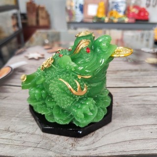 Tượng cóc ngậm tiền thiềm thừ đế gỗ màu xanh lá 11x11cm