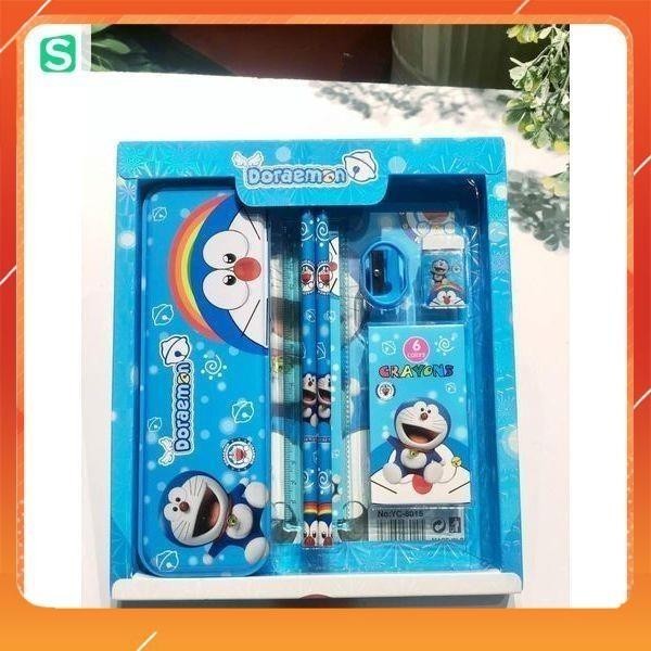 Hộp bút 7 món gồm: 1 hộp bút, 1 thước, 2 bút chì, 1 gôm, 1 đồ chuốt bút chì, 1 hộp màu sáp cho bé