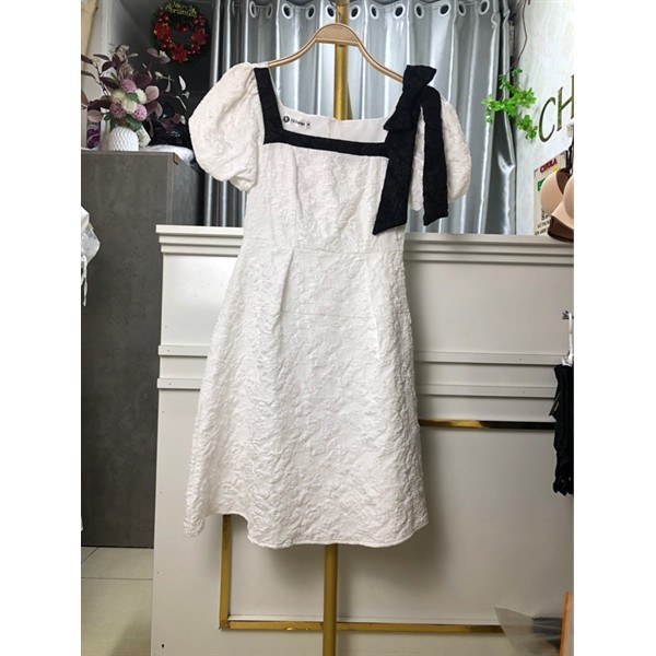 Váy gấm nơ đen