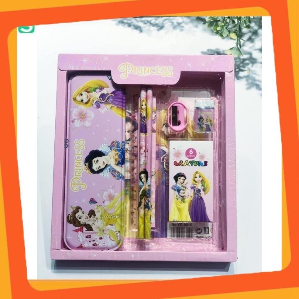 Hộp bút 7 món gồm: 1 hộp bút, 1 thước, 2 bút chì, 1 gôm, 1 đồ chuốt bút chì, 1 hộp màu sáp cho bé