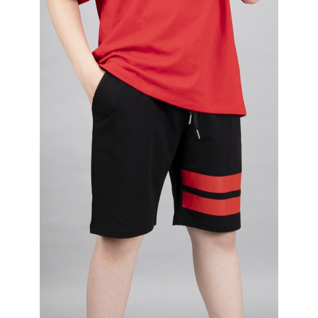 Quần short da cá đen in 2 sọc đỏ