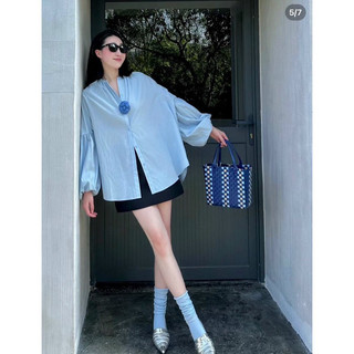 Set sơ mi xanh kèm choker hoa + chân váy đen