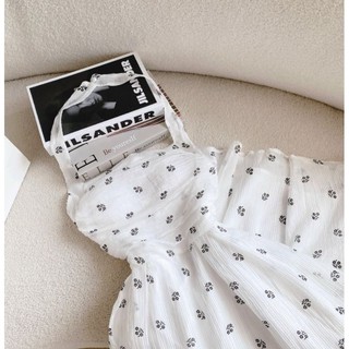 ĐẦM MIDI TRẮNG NỀN HOA ĐEN CỔ YẾM
