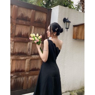 COCO SIN - Đầm Tapta Đen Lệch Vai Đính Nút Hoa