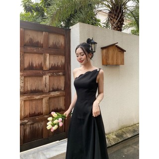 COCO SIN - Đầm Tapta Đen Lệch Vai Đính Nút Hoa