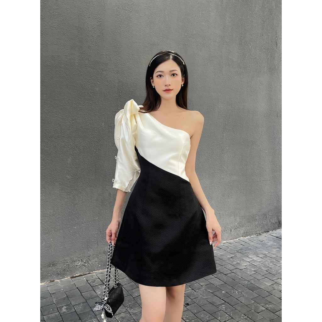 COCO SIN - Đầm Lệch Vai B&W Đính Nơ