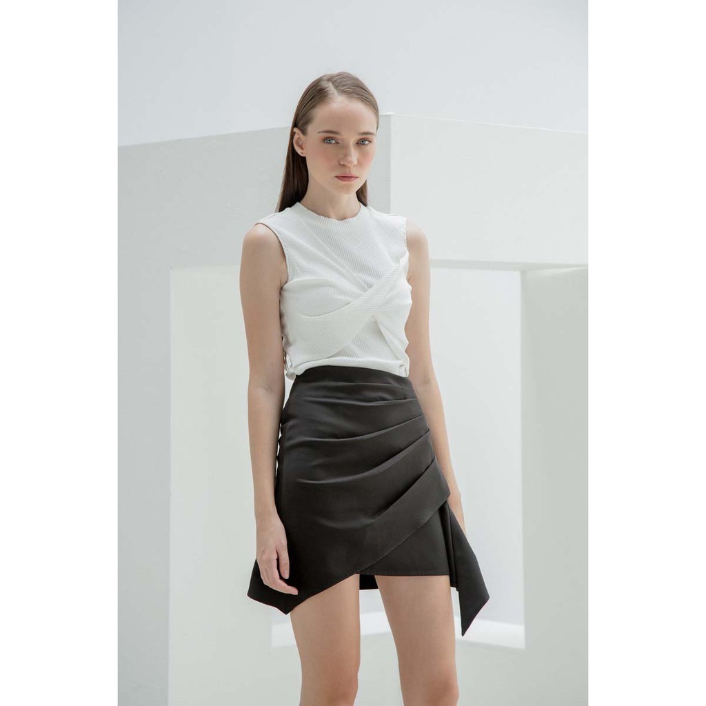 COCOSIN -Chân Váy Mini Đen Xếp Ly