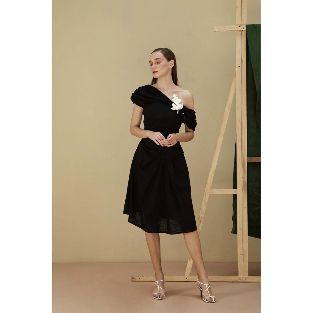 COCOSIN - Đầm Đen Xếp Ly Lệch Vai
