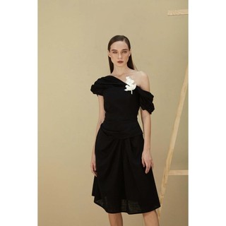 COCOSIN - Đầm Đen Xếp Ly Lệch Vai