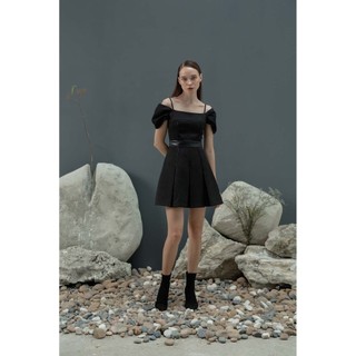 COCO SIN - Đầm Trẹt Vai Đen Viền Da