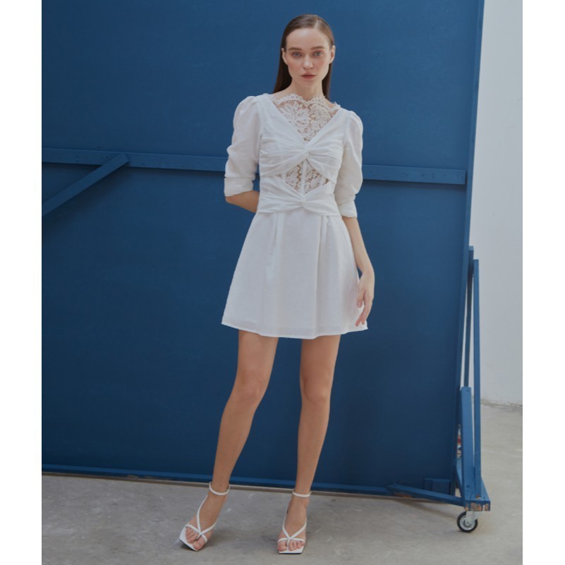 COCO SIN - Đầm Ren Trắng Twist Ngực