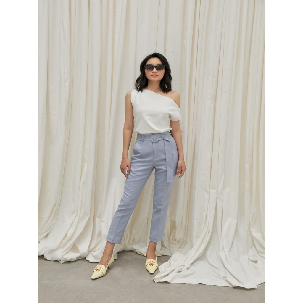 COCO SIN - Áo Trắng Lệch Vai Xếp Ly