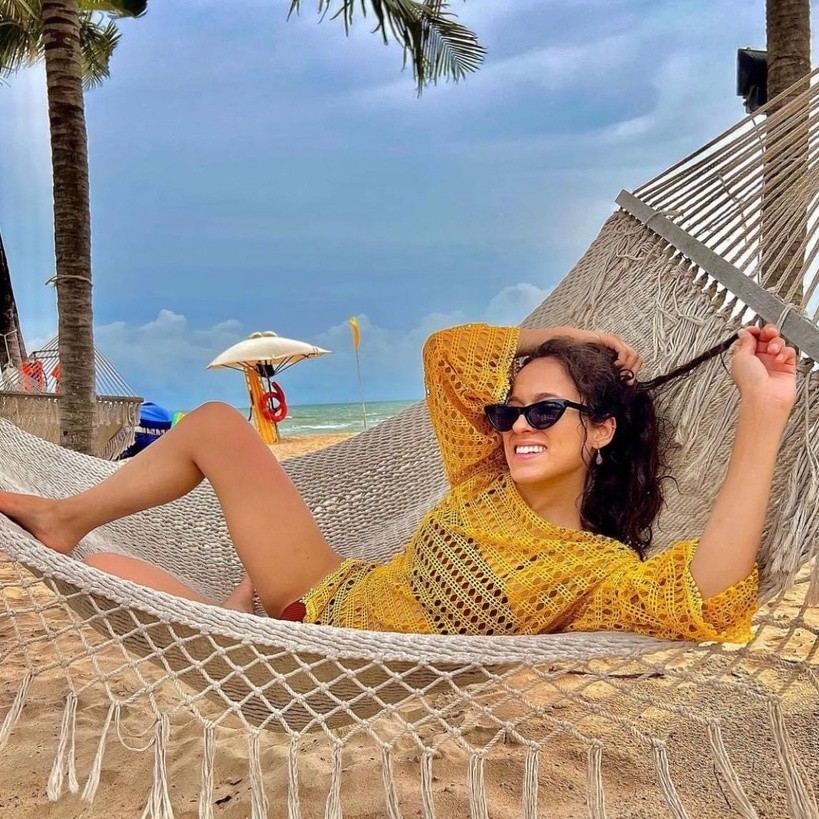 COCO SIN - Áo Sheer Vàng Lệch Vai