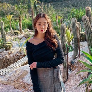 COCO SIN - Áo Kiểu Bodysuit Thun Đen Lệch Vai